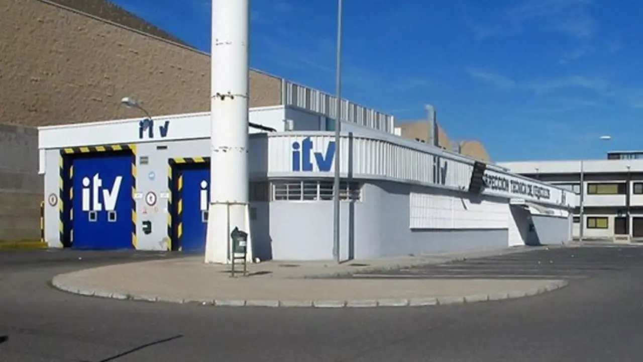 La OCU advierte que no hay que atrasarse en la cita, pues una ITV vencida conlleva una multa de 200 euros.