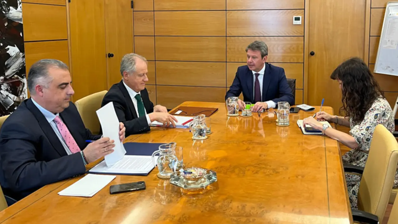 Los consejeros de Fomento, Ordenaci&oacute;n del Territorio y Medio Ambiente, Roberto Media, y de Industria, Empleo, Innovaci&oacute;n y Comercio, Eduardo Arasti, se re&uacute;nen con el secretario de Estado de Transportes y Movilidad Sostenible, Jos&eacute; Antonio Santano.