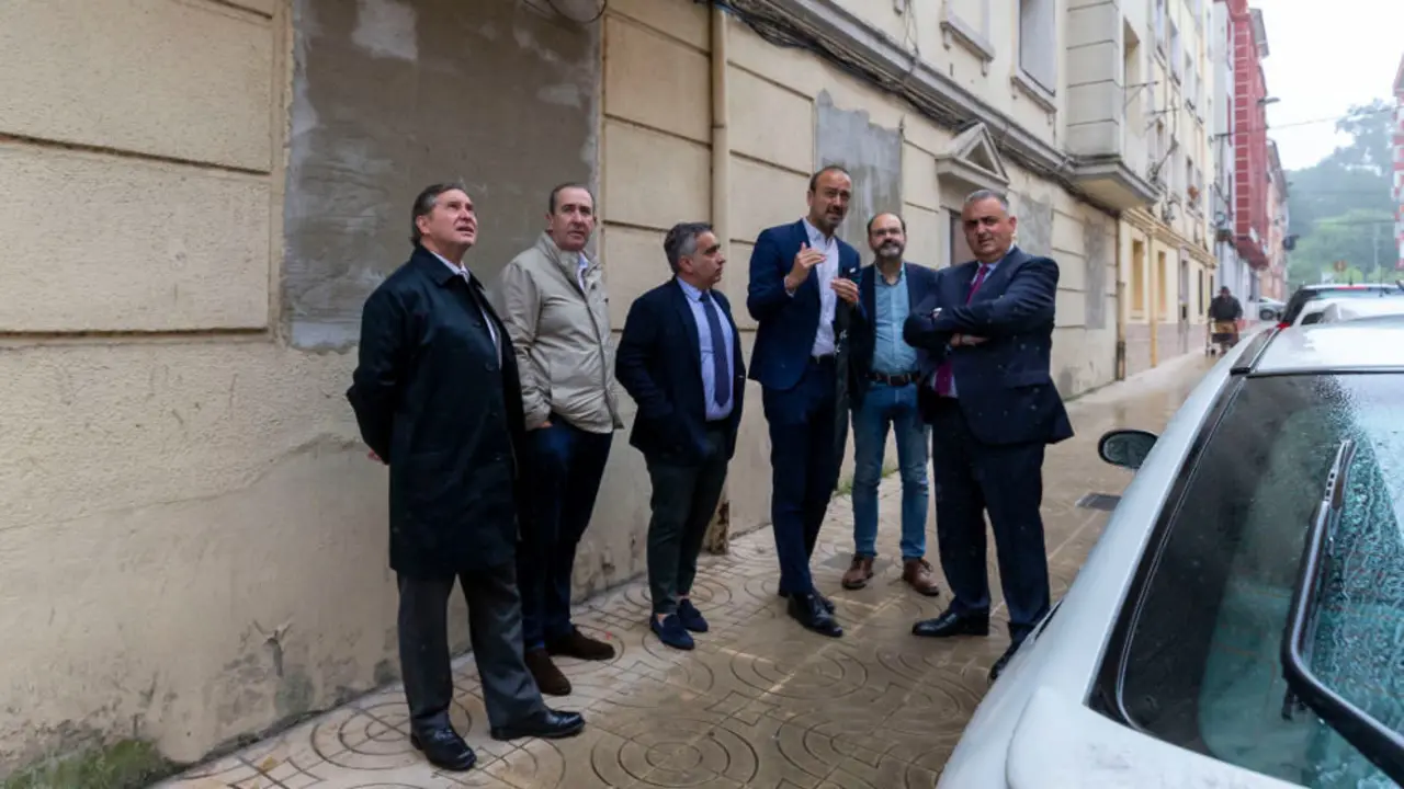 El consejero de Fomento, Roberto Media, y el alcalde de Torrelavega, Javier L&oacute;pez Estrada, junto al edificio de La Inmobiliaria donde se van a construir 12 viviendas sociales