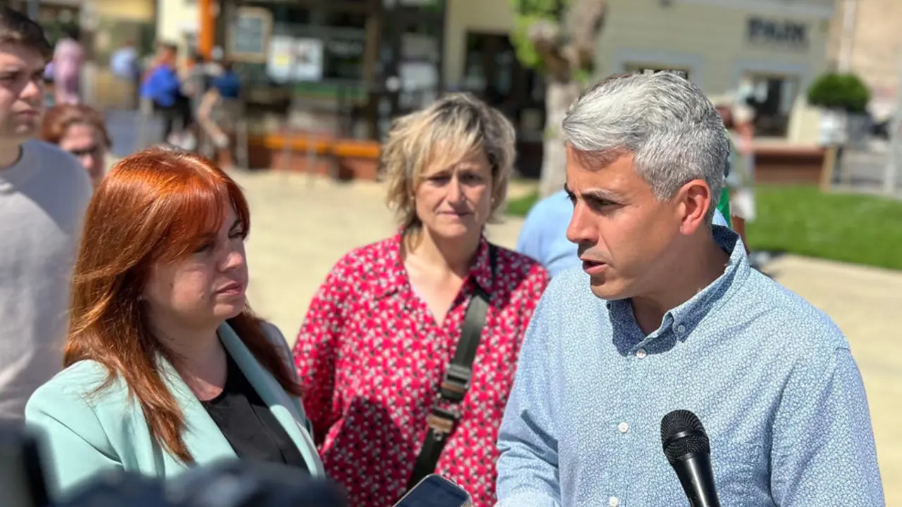 La candidata c&aacute;ntabra al Parlamento Europeo, Silvia Abascal, la secretaria general del PSOE Camargo, Esther Bolado, y el secretario general del PSC-PSOE, Pablo Zuloaga
