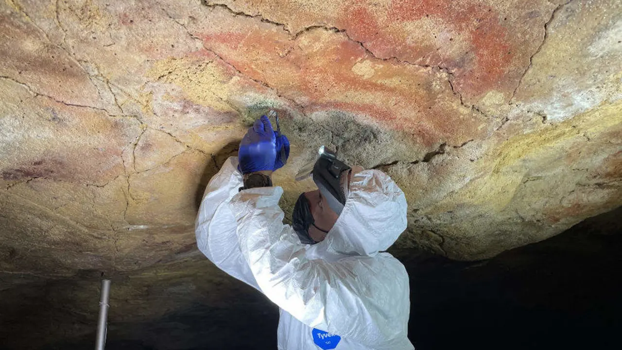 Toma de muestras en la Cueva de Altamira