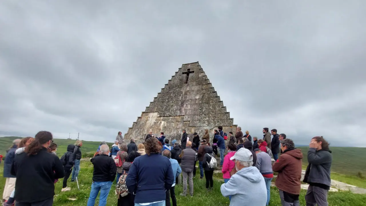 Ruta guiada en la Pir&aacute;mide de los Italianos