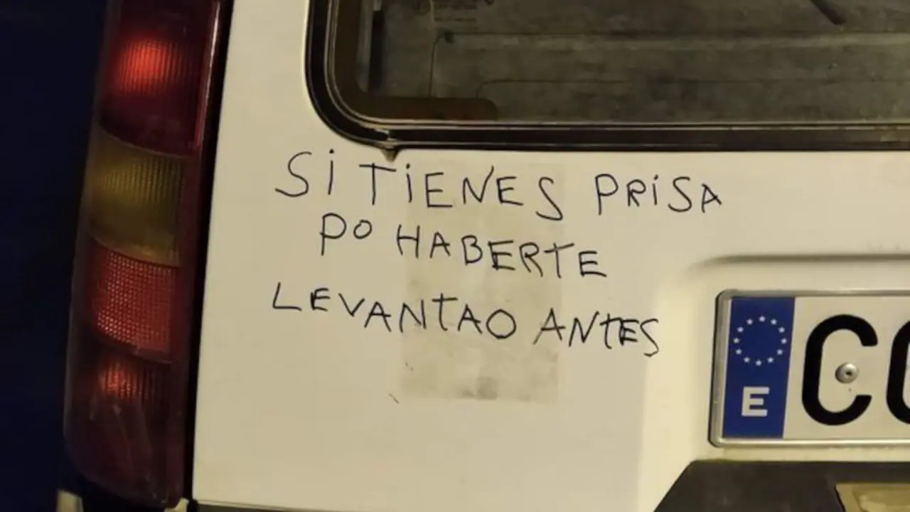 Frase en la parte trasera del veh&iacute;culo