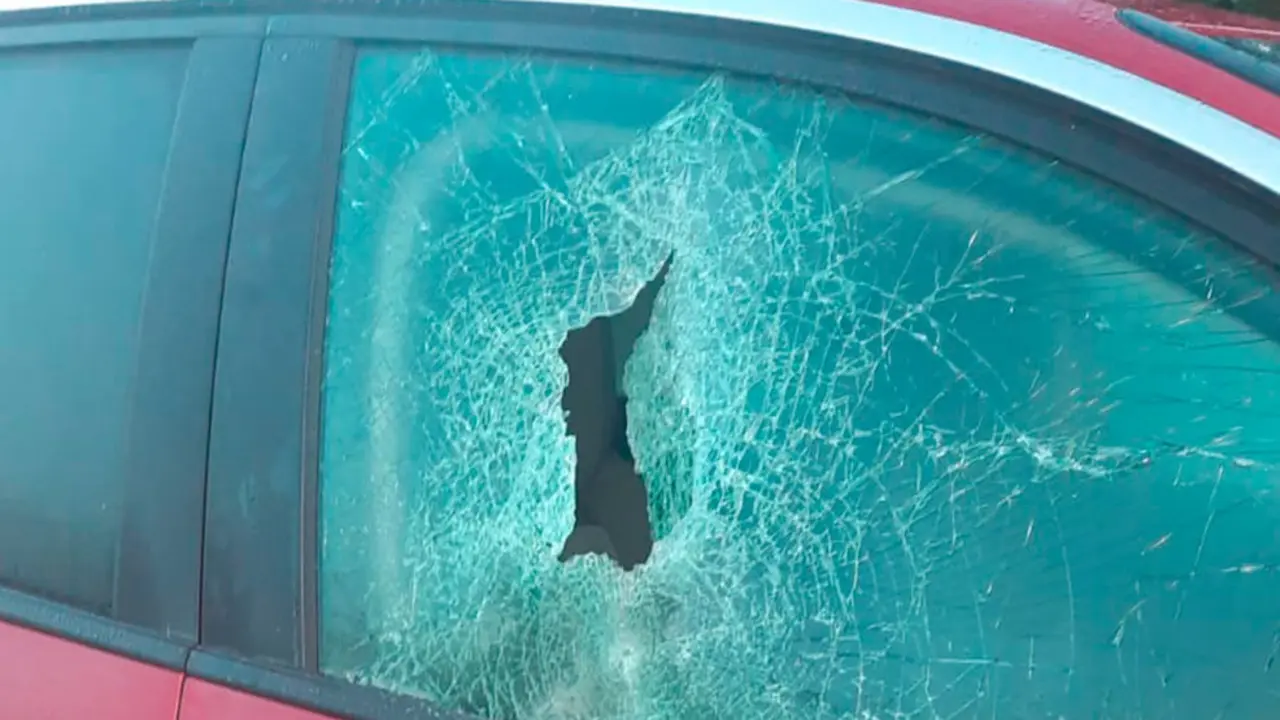 Luna lateral de uno de los coches afectados | Foto- edc