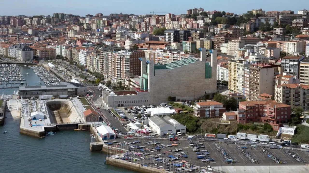Vista a&eacute;rea de Santander con el Palacio de Festivales en primer t&eacute;rmino