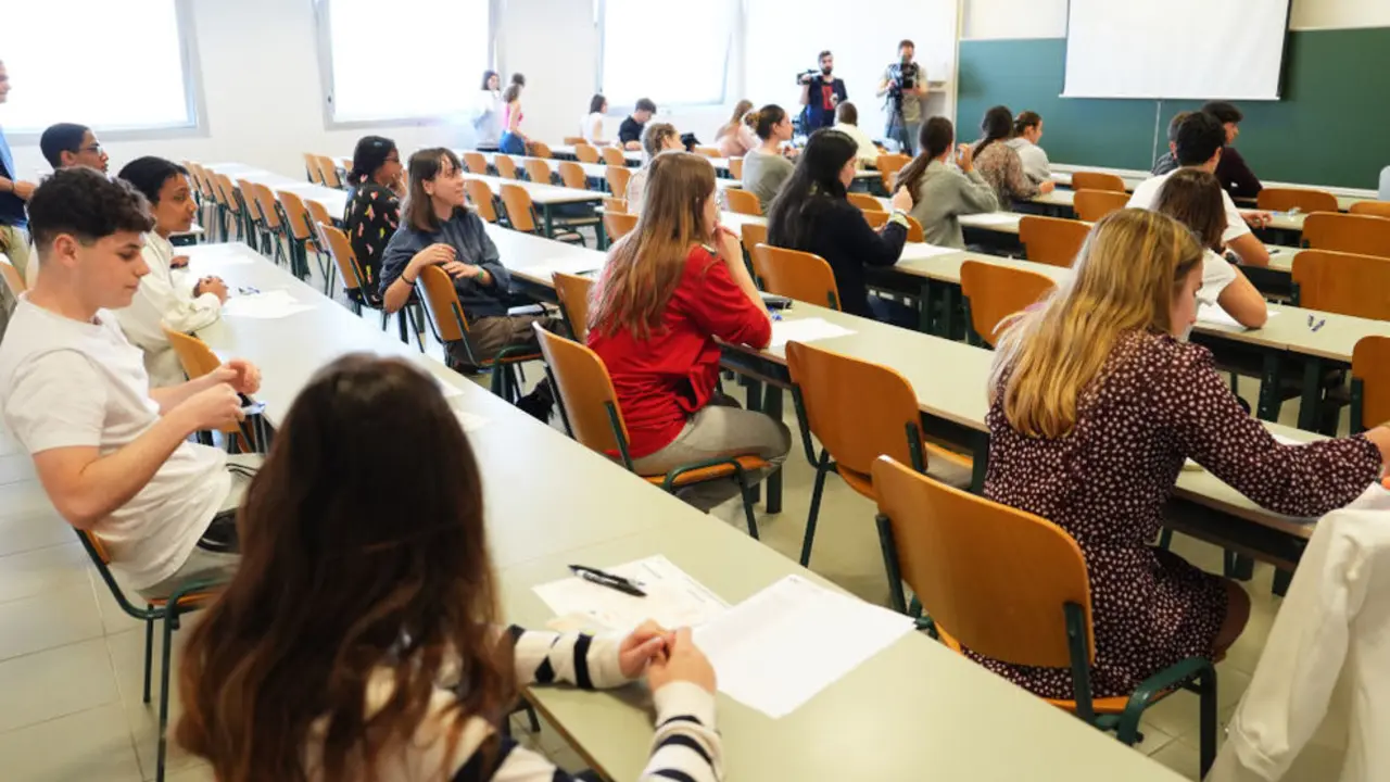 Estudiantes se examinan durante el primer d&iacute;a de las pruebas de la Evaluaci&oacute;n del Bachillerato para el Acceso a la Universidad (EBAU), en la Universidad de Cantabria