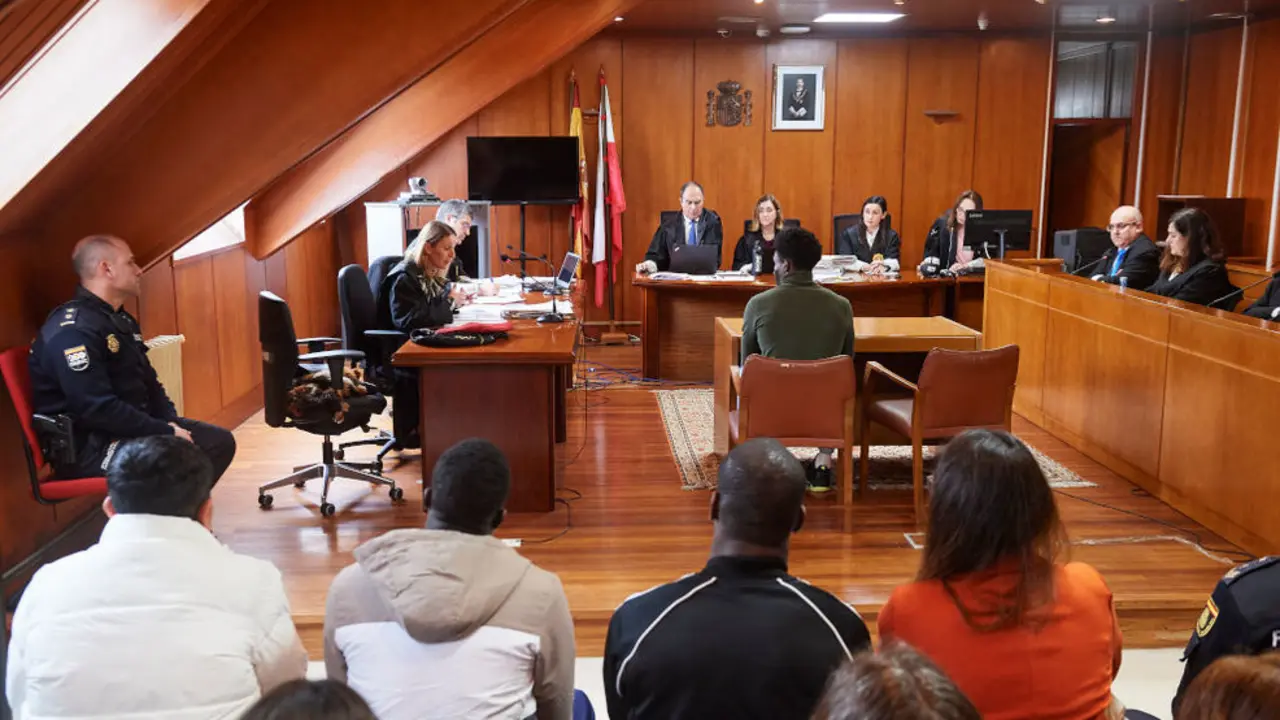 Los acusados durante un juicio por una violaci&oacute;n grupal en Santander en 2022, en la Audiencia Provincial