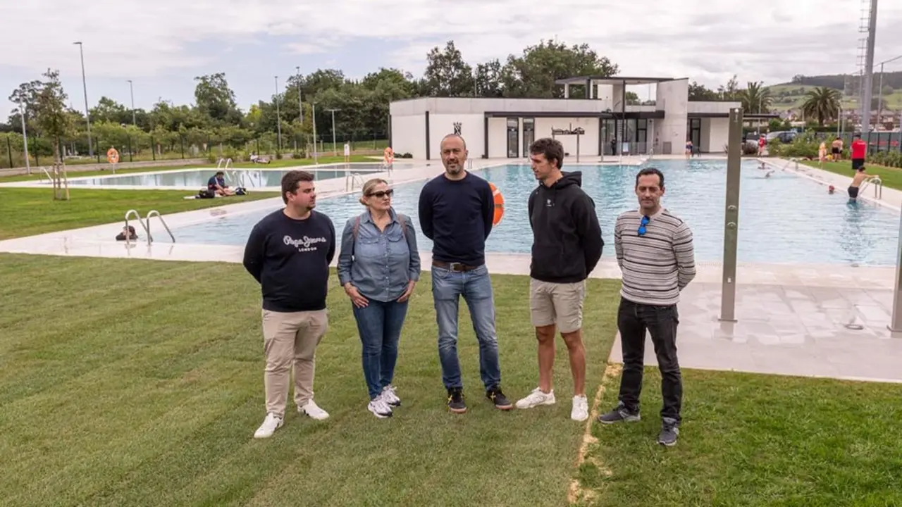 El alcalde de Torrelavega, Javier L&oacute;pez Estrada, acompa&ntilde;ado por miembros del Ayuntamiento en la inauguraci&oacute;n de la piscina