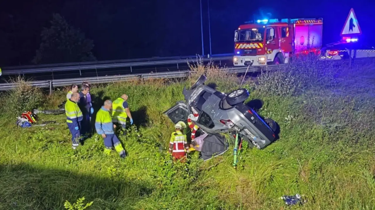 Veh&iacute;culo volcado en la A-8 en Cicero