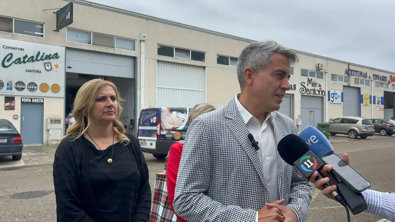 El secretario general del PSOE en Cantabria, Pablo Zuloaga, durante su visita a Santo&ntilde;a con Noelia Cobo