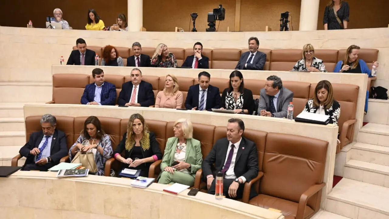 Diputados de PP, PRC y Vox en el Hemiciclo durante la segunda sesi&oacute;n del debate de investidura