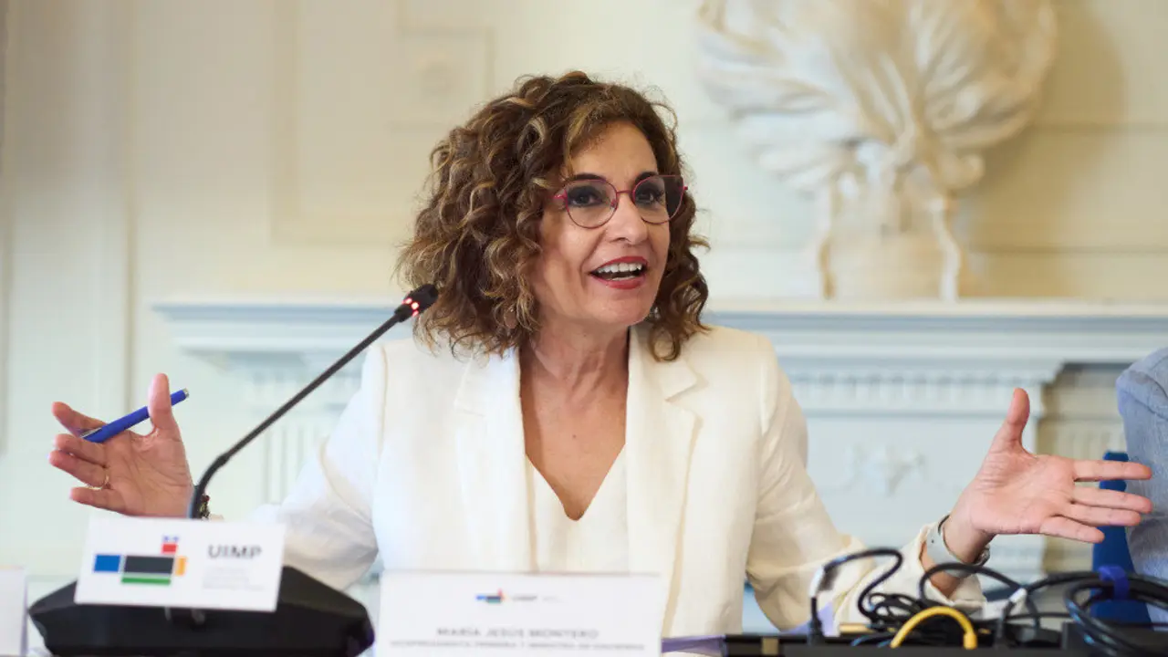 La vicepresidenta primera del Gobierno de Espa&ntilde;a y ministra de Hacienda, Mar&iacute;a Jes&uacute;s Montero, en la Universidad Internacional Men&eacute;ndez Pelayo (UIMP) | Foto- Juanma Serrano Arce