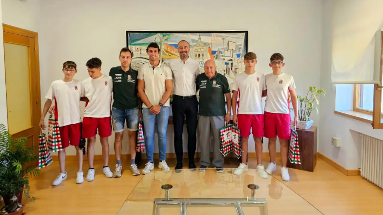 El alcalde, Javier L&oacute;pez Estrada, y el concejal de Deportes, Nacho Gonz&aacute;lez, con integrantes del club Cicloturismo Cantabria. EDM Ciclismo Torrelavega