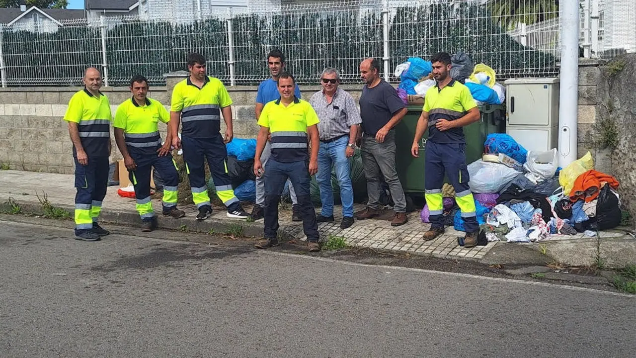Trabajadores del servicio de recogida de basuras de la Mancomunidad El Brusco en el tercer d&iacute;a de huelga