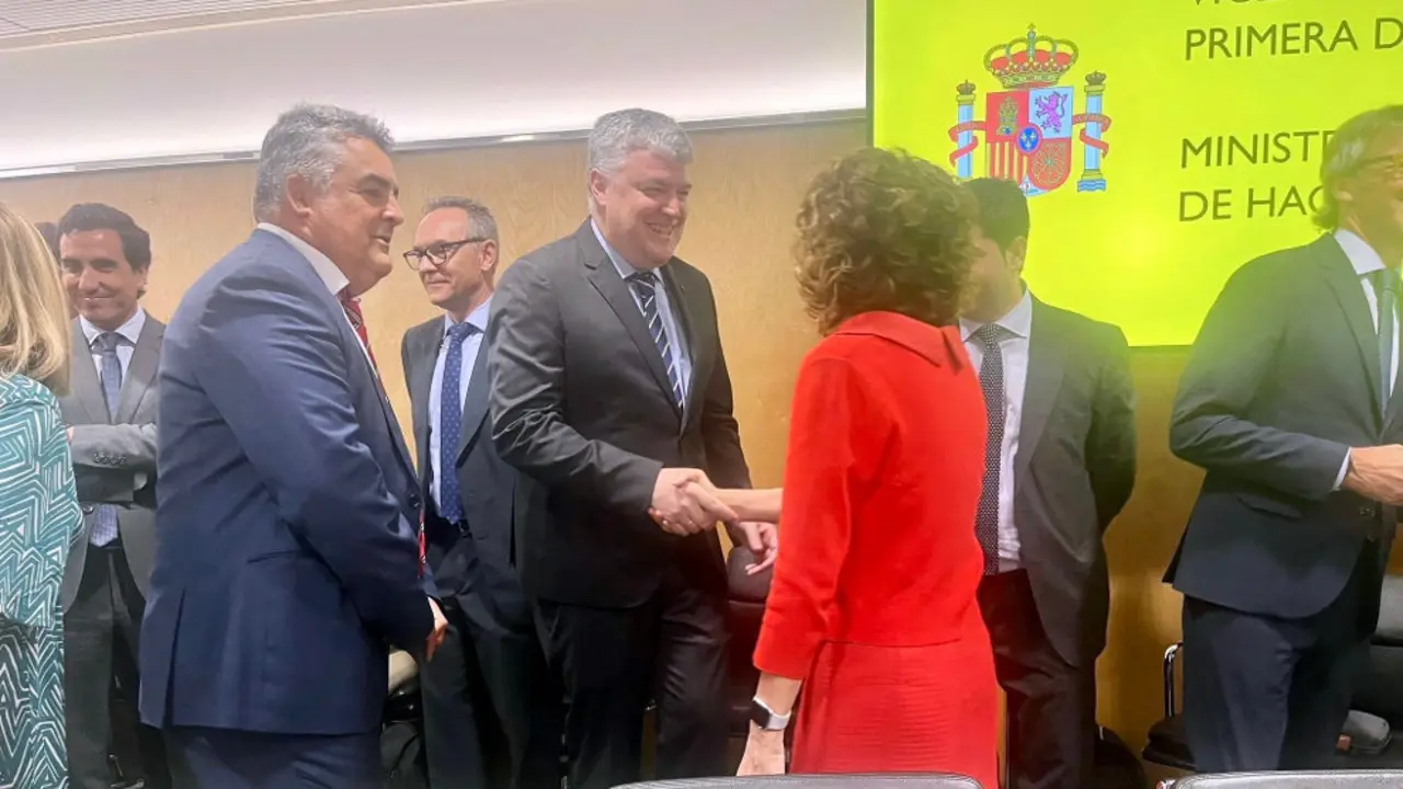 La ministra de Hacienda, Mar&iacute;a Jes&uacute;s Montero, y el el consejero de Econom&iacute;a, Hacienda y Fondos Europeos del Gobierno de Cantabria, Luis &Aacute;ngel Ag&uuml;eros