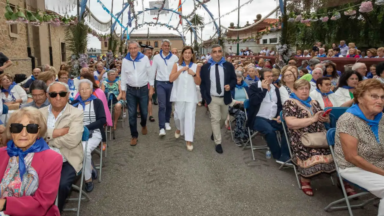 La presidenta Mar&iacute;a Jos&eacute; S&aacute;enz de Buruaga en la celebraci&oacute;n del Carmen en Suances