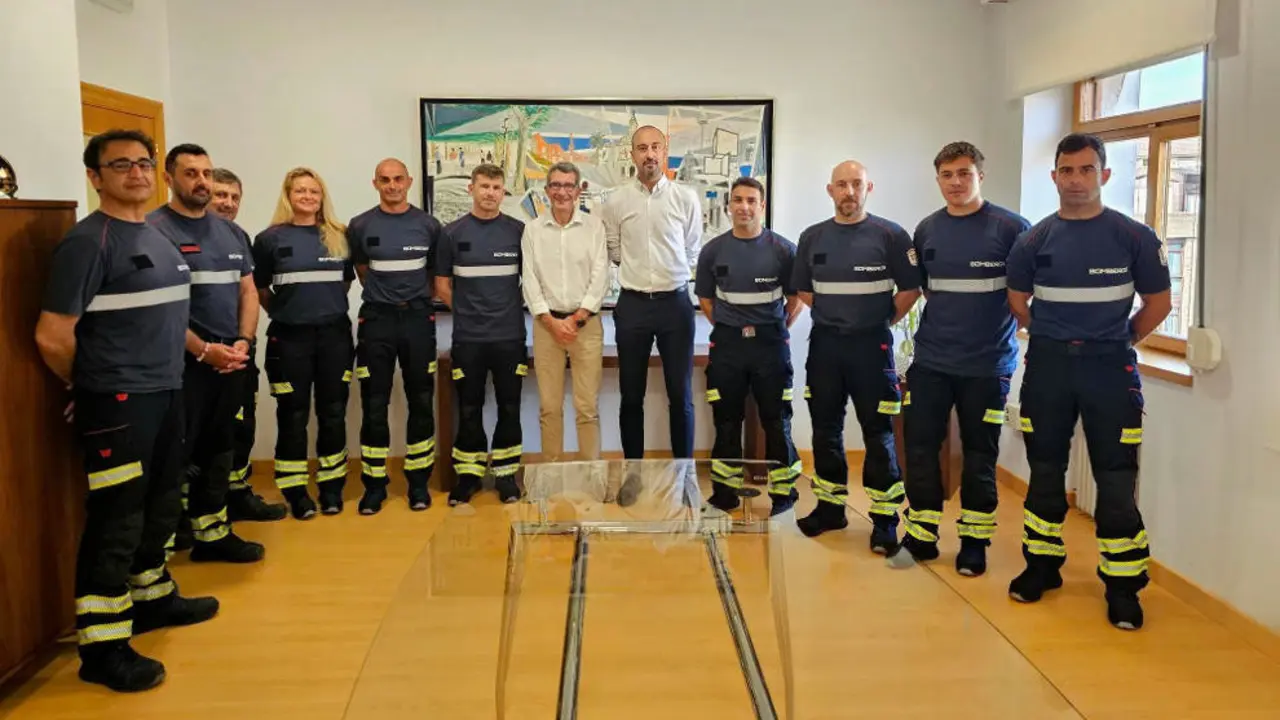 El alcalde, Javier L&oacute;pez Estrada, y el concejal Pedro P&eacute;rez Noriega con los nuevos bomberos
