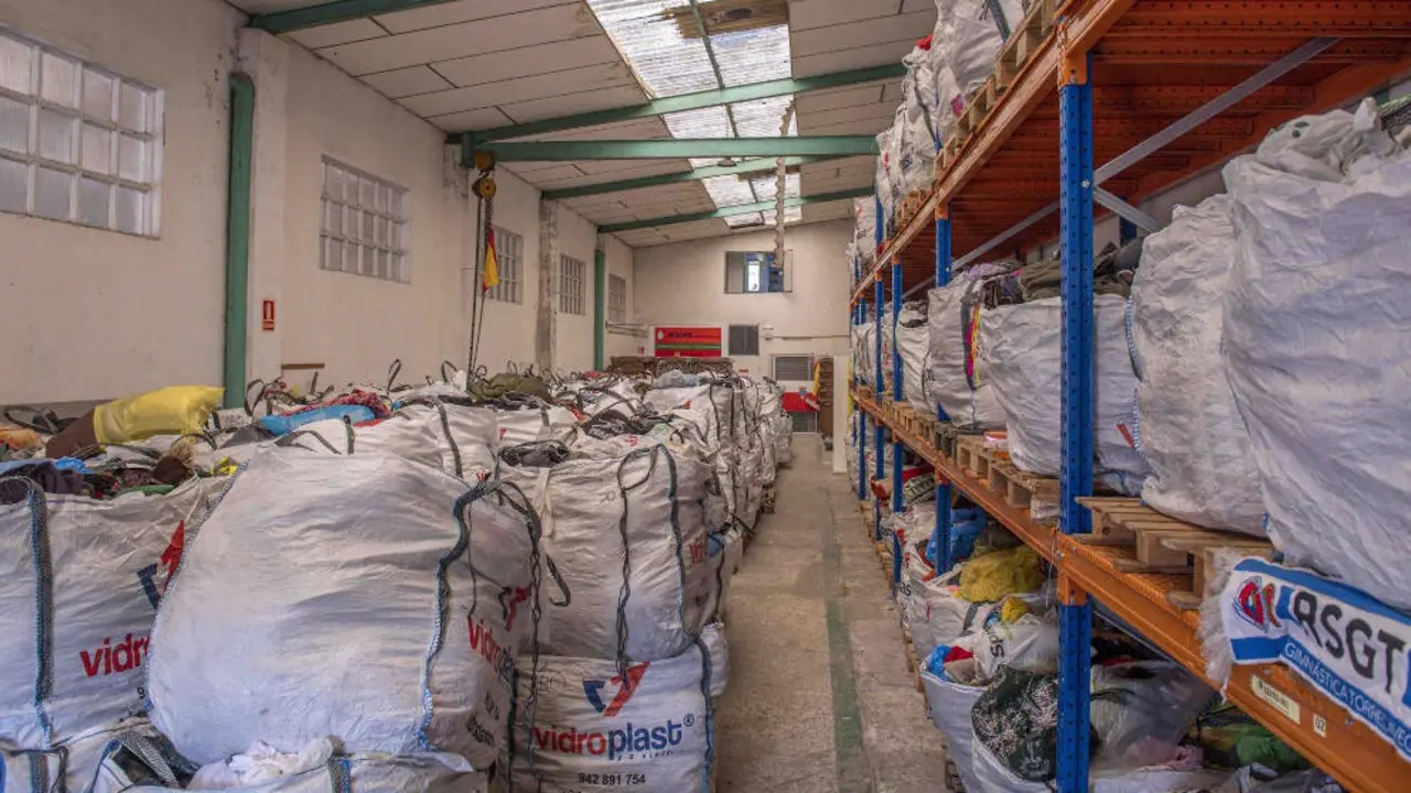 Almac&eacute;n con residuos de textil
