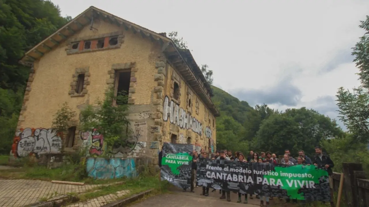 Protesta de colectivos y vecinos en la estaci&oacute;n de Yera en Vega de Pas