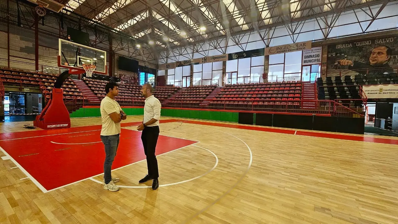 El alcalde, Javier L&oacute;pez Estrada, y el concejal de Deportes, Nacho Gonz&aacute;lez, en el pabell&oacute;n Vicente Trueba