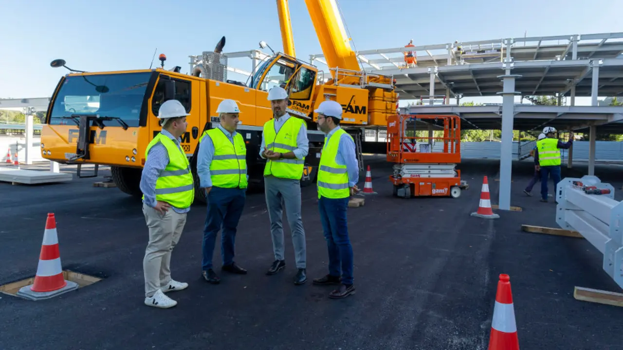 El consejero de Fomento, Roberto Media, visita las obras del parking de La Carmencita junto al alcalde de Torrelavega, Javier L&oacute;pez Estrada, y al concejal de Obras, Jos&eacute; Luis Urraca
