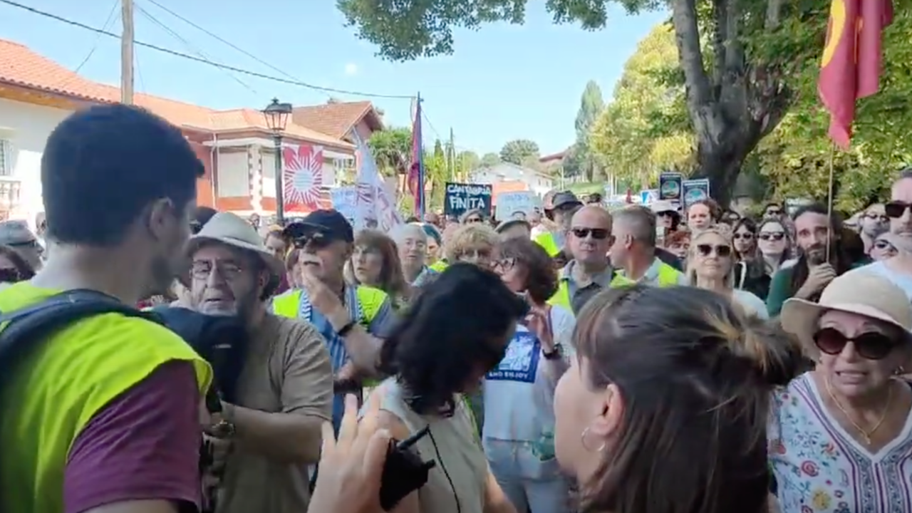 Momentos de tensi&oacute;n en la manifestaci&oacute;n contra el modelo tur&iacute;stico del PP en Puente San Miguel