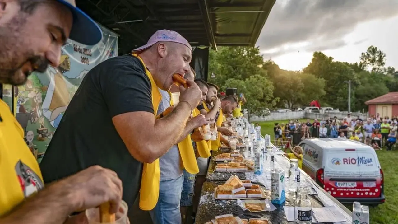 El Campeonato Mundial de Comedores de Sobaos se celebra en Ambrosero | Foto- Escojo Artesanos