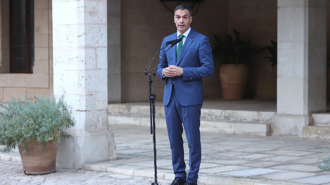 El presidente del Gobierno, Pedro S&aacute;nchez, comparece ante los medios tras mantener una reuni&oacute;n con el Rey,
