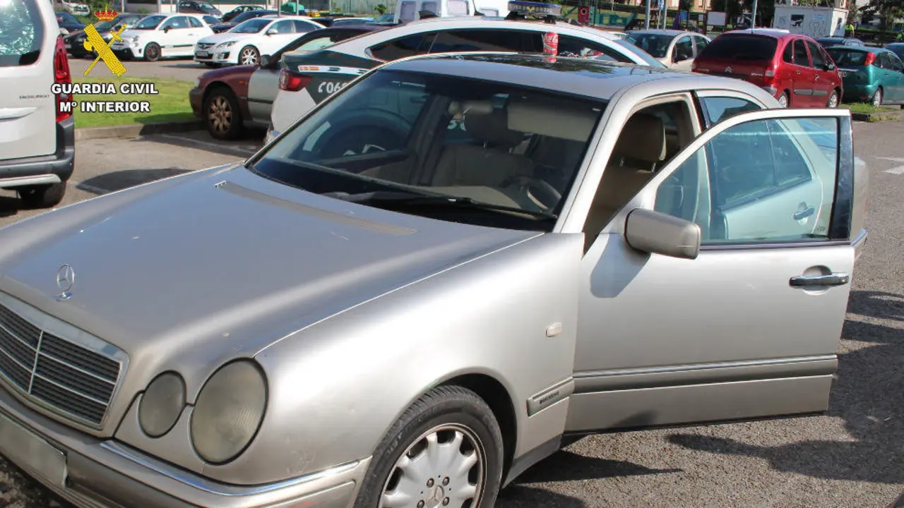 Veh&iacute;culo robado en Cangas de An&iacute;s supuestamente por un hombre de Torrelavega, al que la Guardia Civil achaca otros robos de coches y en establecimientos hosteleros de Cantabria