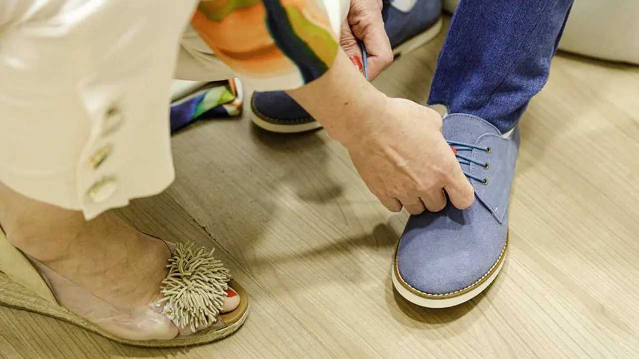 Un ni&ntilde;o se prueba el calzado en una tienda - Europa Press -