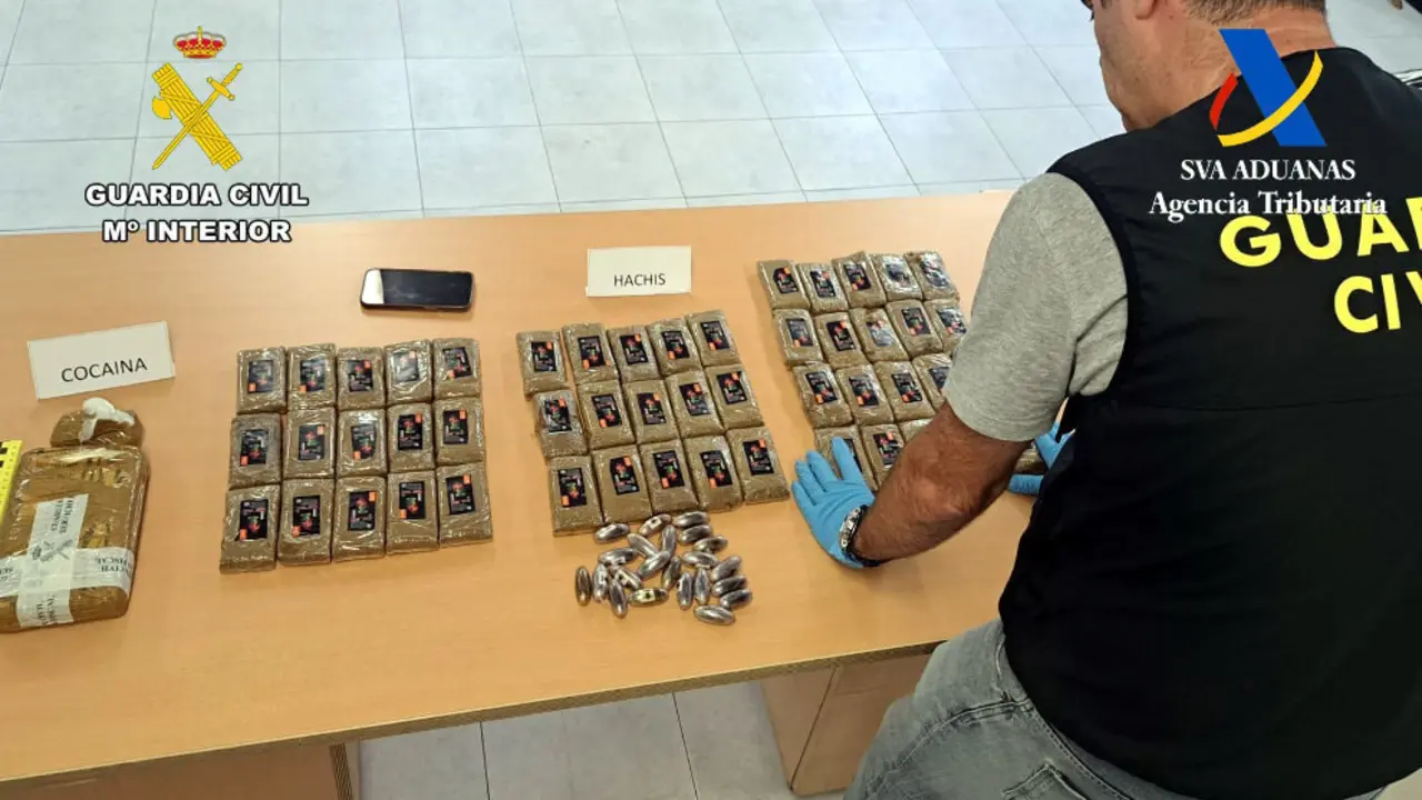 Droga incautada por la Guardia Civil al detenido que pretend&iacute;a subir al ferry con cinco kilos de hach&iacute;s y 1,300 de coca&iacute;na