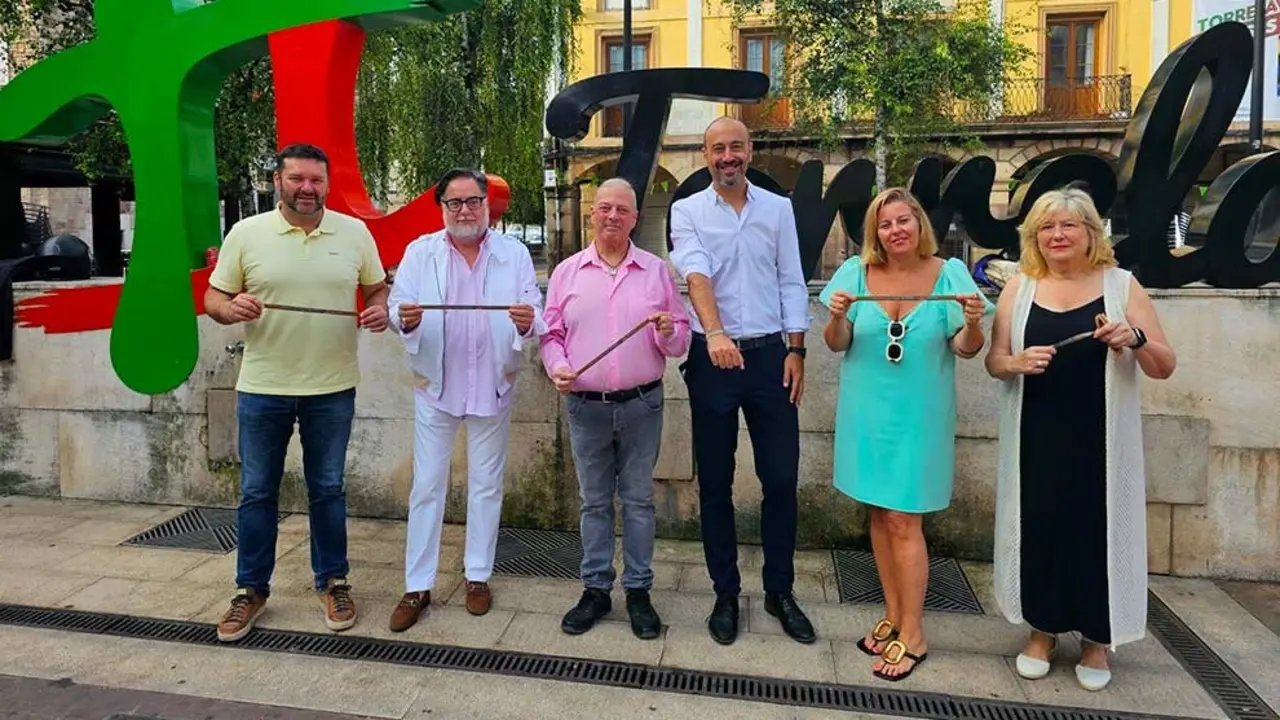 Cuatro asociaciones de comerciantes de Torrelavega regalar&aacute;n 12.000 pulseras de La Patrona. AYUNTAMIENTO DE TORRELAVEGA