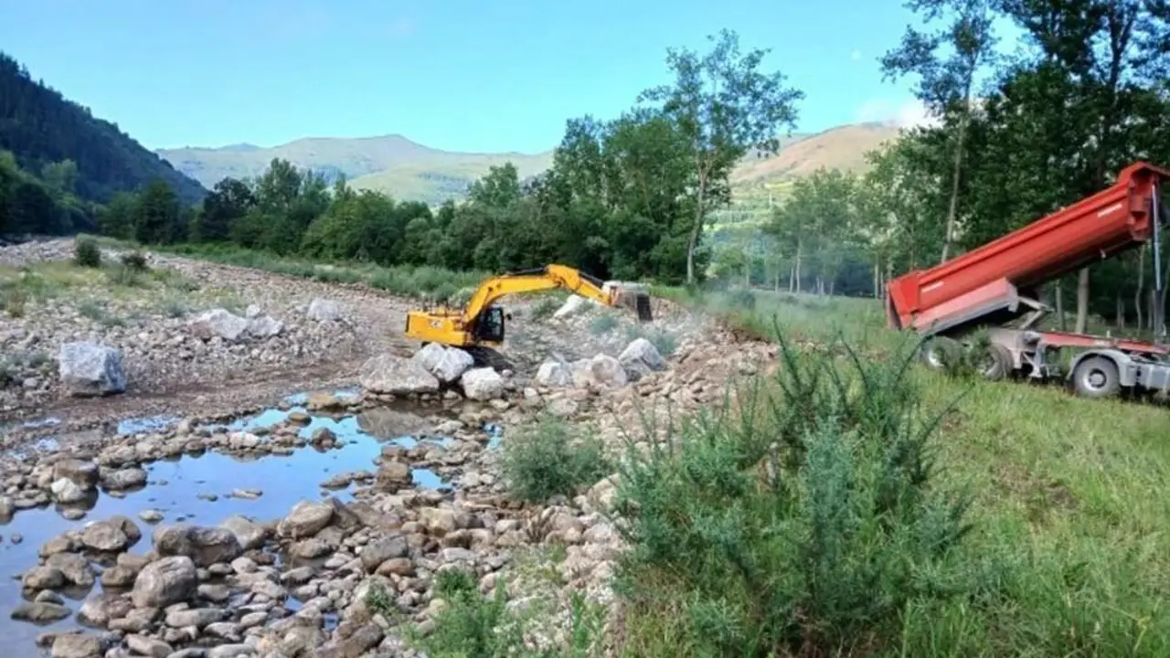La Confederaci&oacute;n del Cant&aacute;brico act&uacute;a en el paso del Saja por Cabu&eacute;rniga para evitar desprendimientos