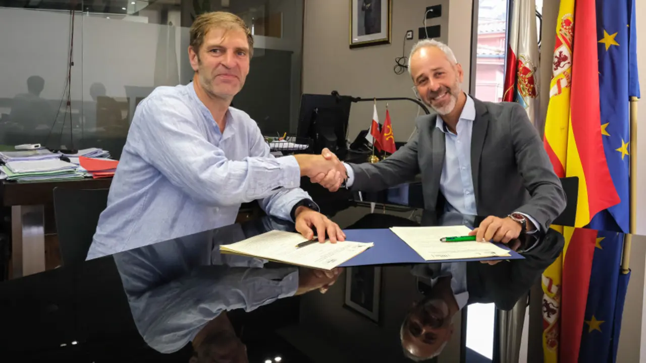 El consejero de Educaci&oacute;n, Formaci&oacute;n Profesional y Universidades, Sergio Silva, firma un convenio de colaboraci&oacute;n con CEOE-CEPYME