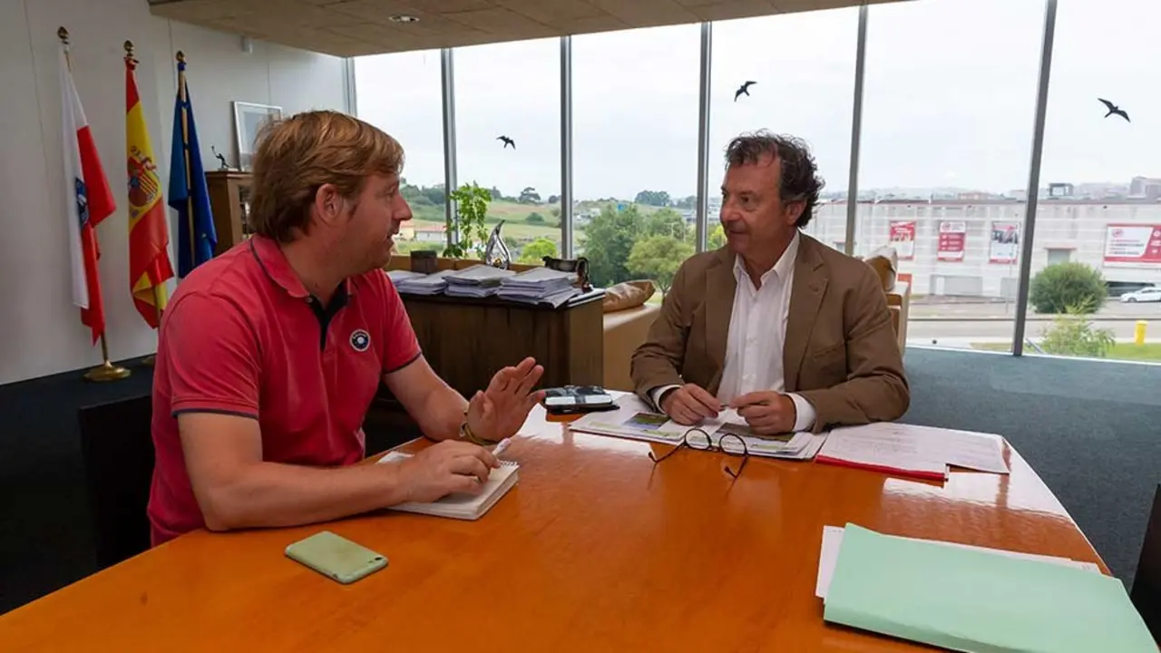 El consejero de Desarrollo Rural, Ganader&iacute;a, Pesca y Alimentaci&oacute;n, Pablo Palencia, se re&uacute;ne con el alcalde de Reoc&iacute;n, Pablo Diestro. Firma- MIGUEL DE LA PARRA : GOBIERNO DE CANTABRIA
