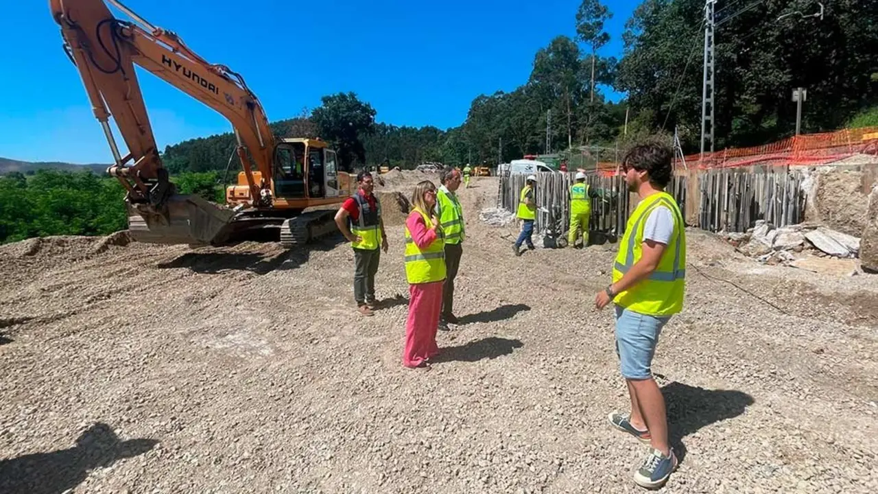 La delegada del Gobierno en Cantabria, Eugenia G&oacute;mez de Diego, visita en Parbay&oacute;n las obras en el tramo Renedo-Guarnizo. FOTO- Delegaci&oacute;n de Gobierno
