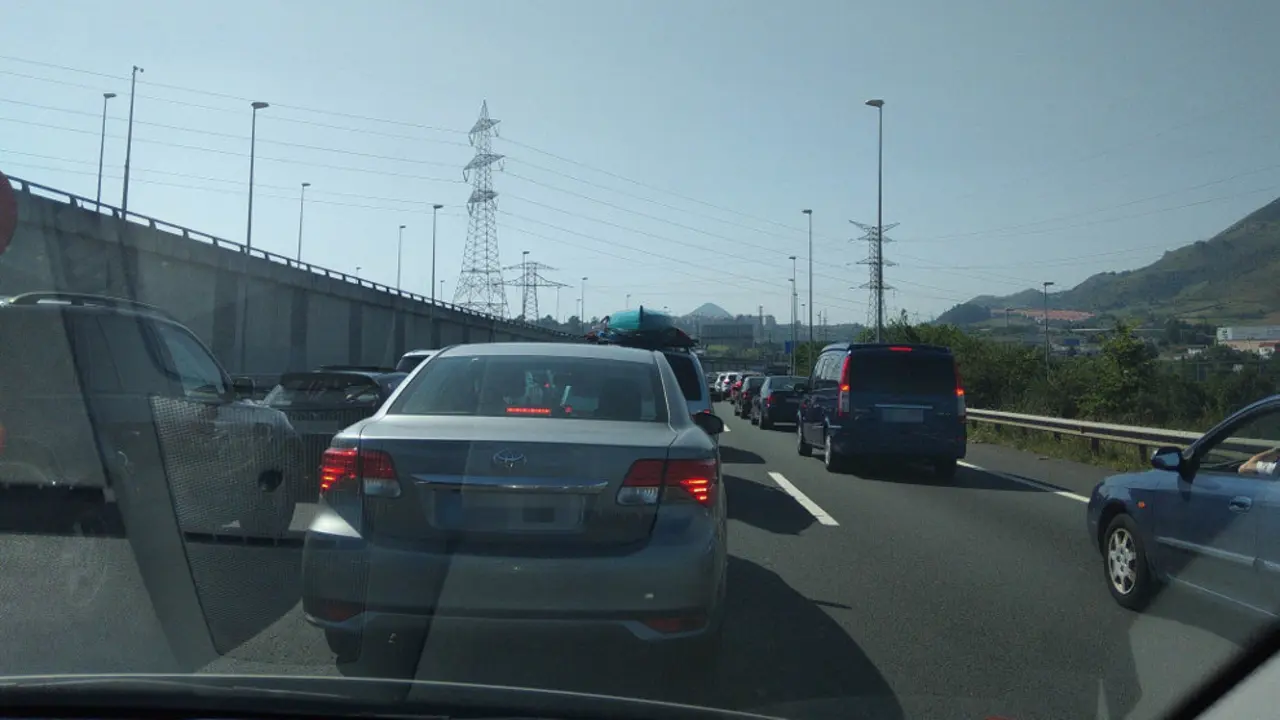 Retenciones A-8, sentido Cantabria | Foto- Archivo