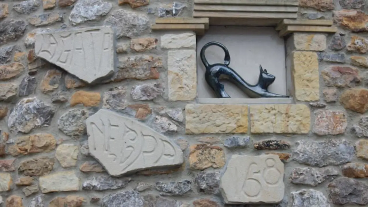 Exigen, otro a&ntilde;o m&aacute;s, la supresi&oacute;n de la suelta la Gata Negra en Carasa o que %22se adapte a los nuevos tiempos y lo sustituyan por una persona disfrazada%22  