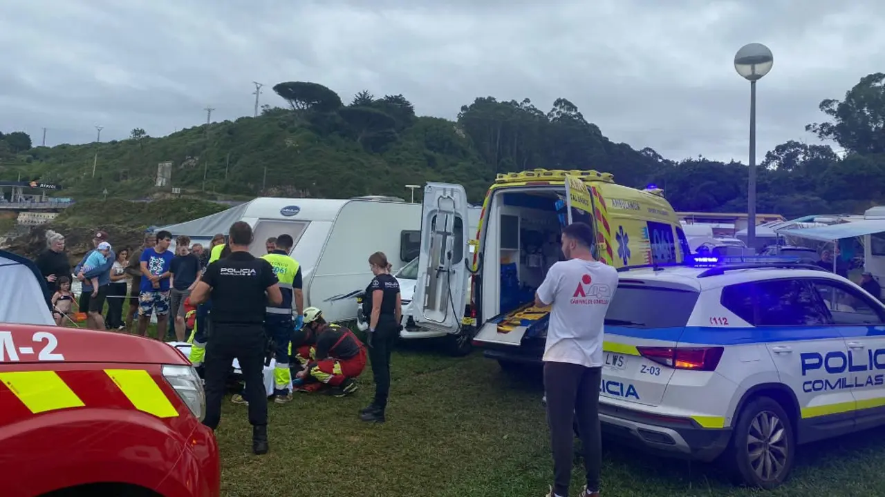 Bomberos atienden a una turista que se rompi&oacute; la rodilla de camino al camping de Comillas