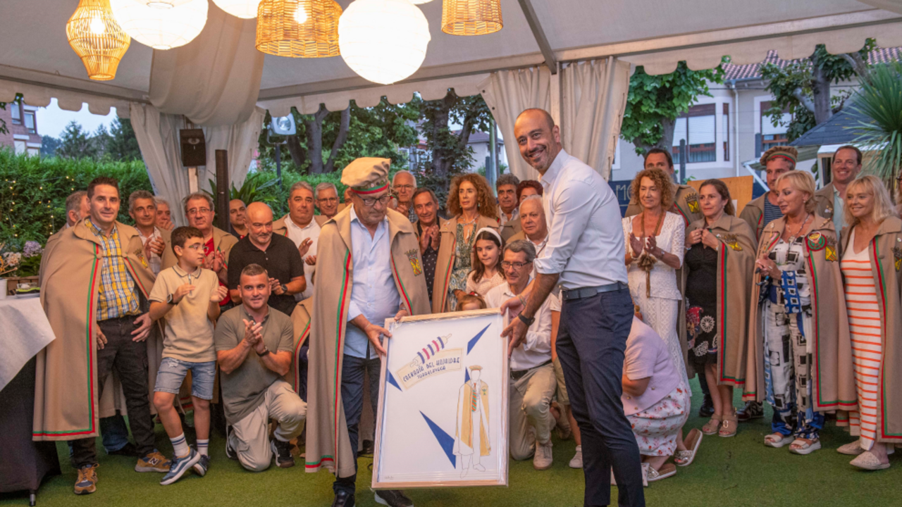 El alcalde, Javier L&oacute;pez Estrada, y el Gran Cofrade de la Cofrad&iacute;a del Hojaldre de Torrelavega, Francisco Javier L&oacute;pez Marcano, han presentado la feria y el XXIII Gran Cap&iacute;tulo que se celebrar&aacute; el domingo 18 en el Teatro Concha Espina - AYUNTAMIENTO DE TORRELAVEGA