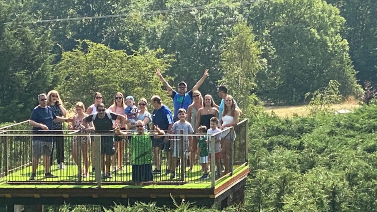 Primeros visitantes al laberinto gigante de Campoo. FOTO- Laberinto Tilde