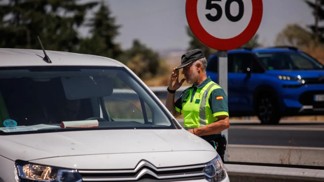 Un agente de la Guardia Civil para a un veh&iacute;culo durante un control | Foto- Archivo