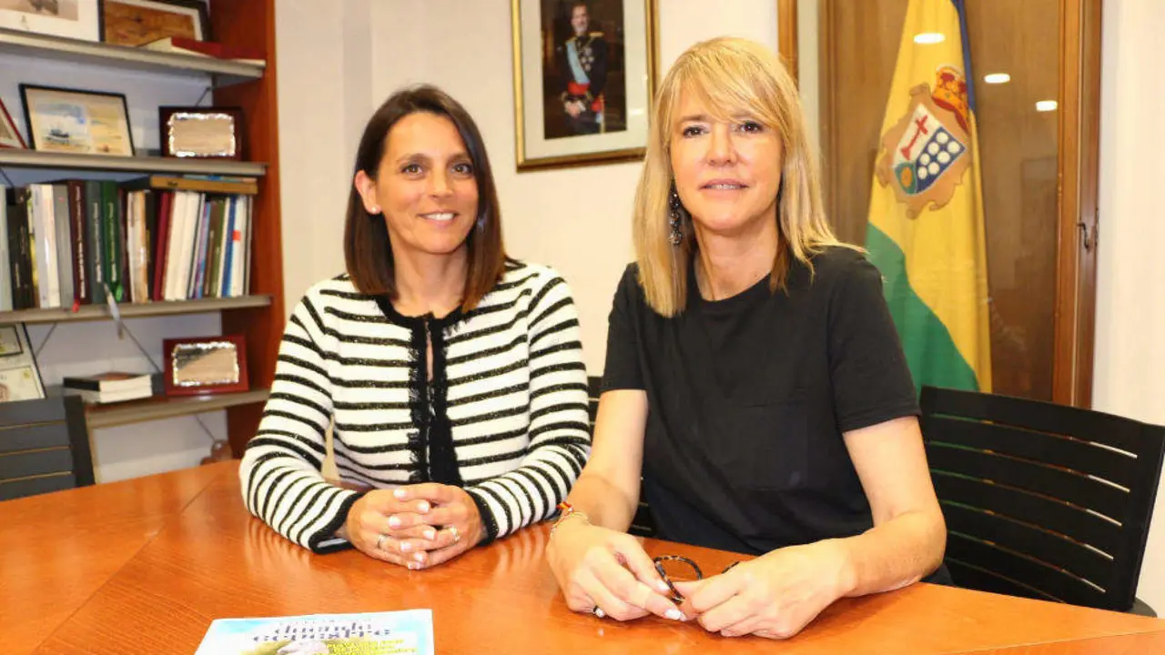 La alcaldesa de Santa Cruz de Bezana, Carmen P&eacute;rez Tejedor, y la concejala de Turismo, Agencia de Desarrollo Local y Asuntos Europeos, Manuela Bolado 