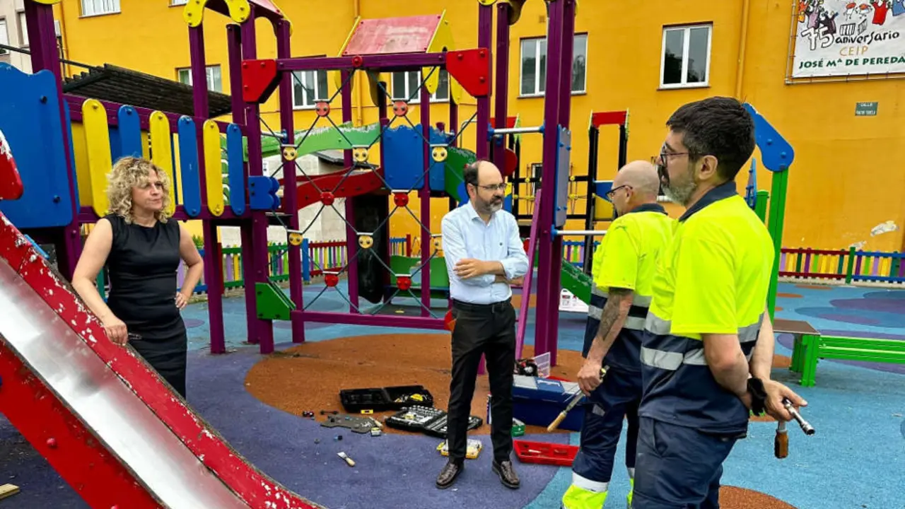 Los concejales Jos&eacute; Luis Urraca y Patricia Portilla en el parque del Centenario de La Llama