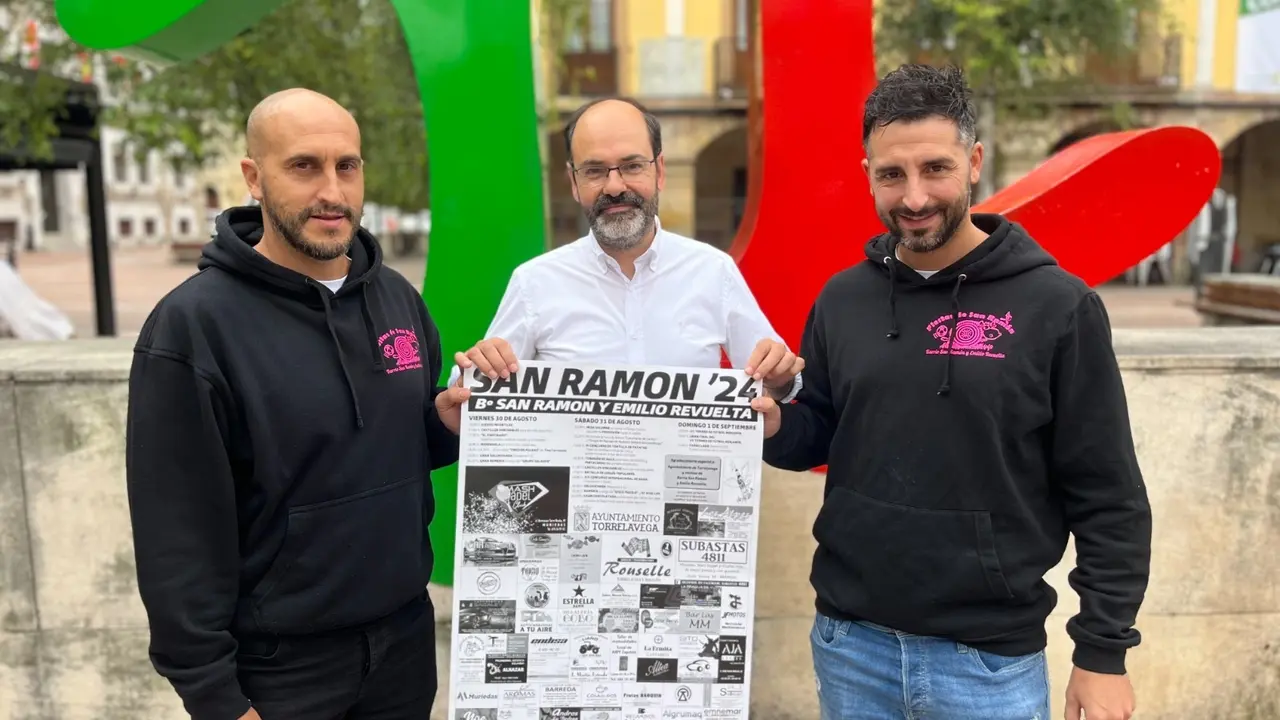 El concejal Jos&eacute; Luis Urraca, Jes&uacute;s Hoyos "Chuchu" y Roberto Odriozola presentan las fiestas de San Rom&aacute;n