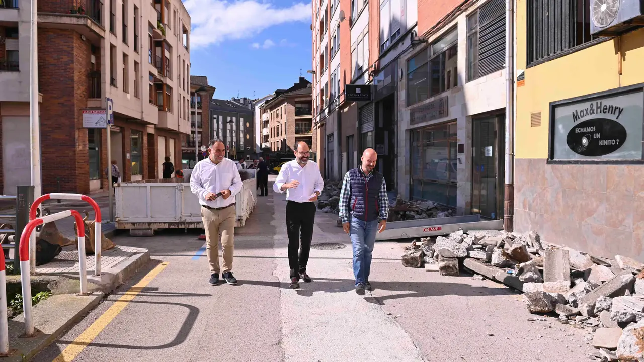 Visita de las obras de semipeatonalizaci&oacute;n de la calle Pintor Modinos en Torrelavega