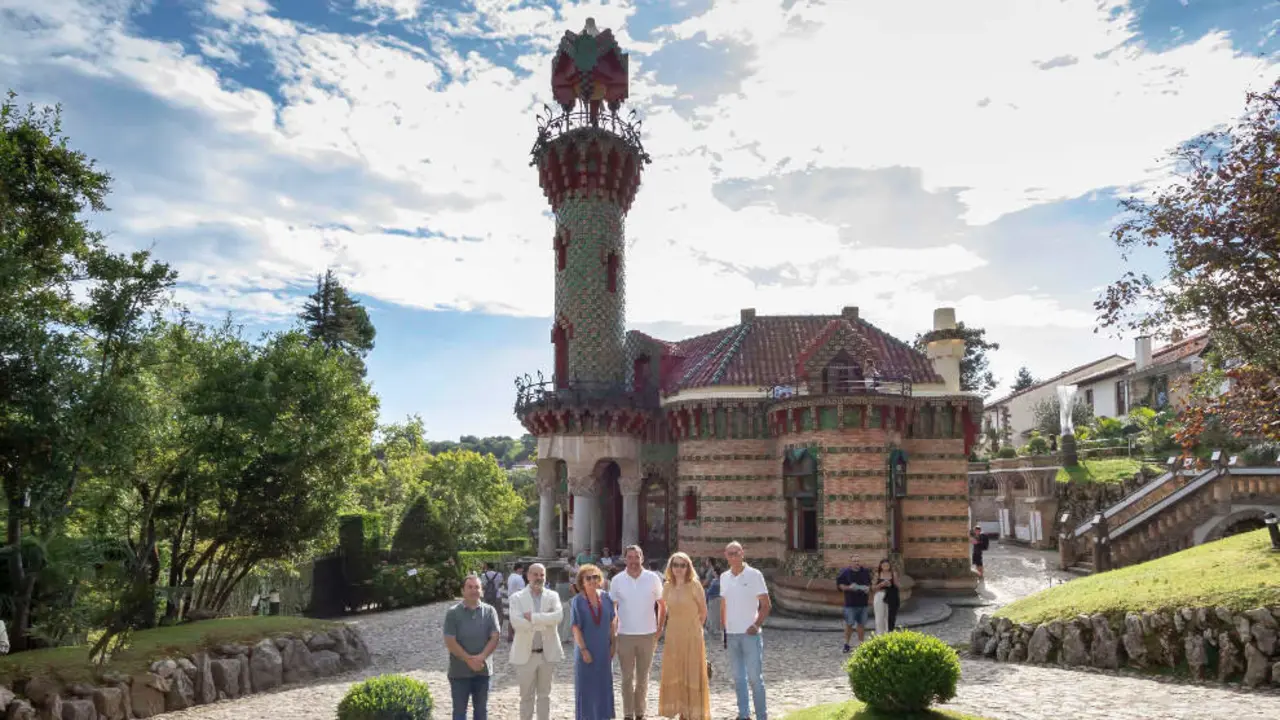 La consejera de Cultura, Eva Guillermina Fern&aacute;ndez, y la alcaldesa de Comillas, Mar&iacute;a Teresa Noceda, con los directores de la C&aacute;tedra Gaud&iacute; y de El Capricho, Galdric Santana y Carlos Mirapeix