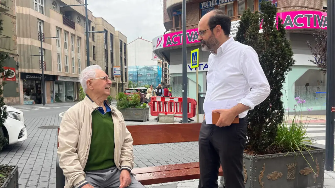 Urraca junto a un banco de la calle