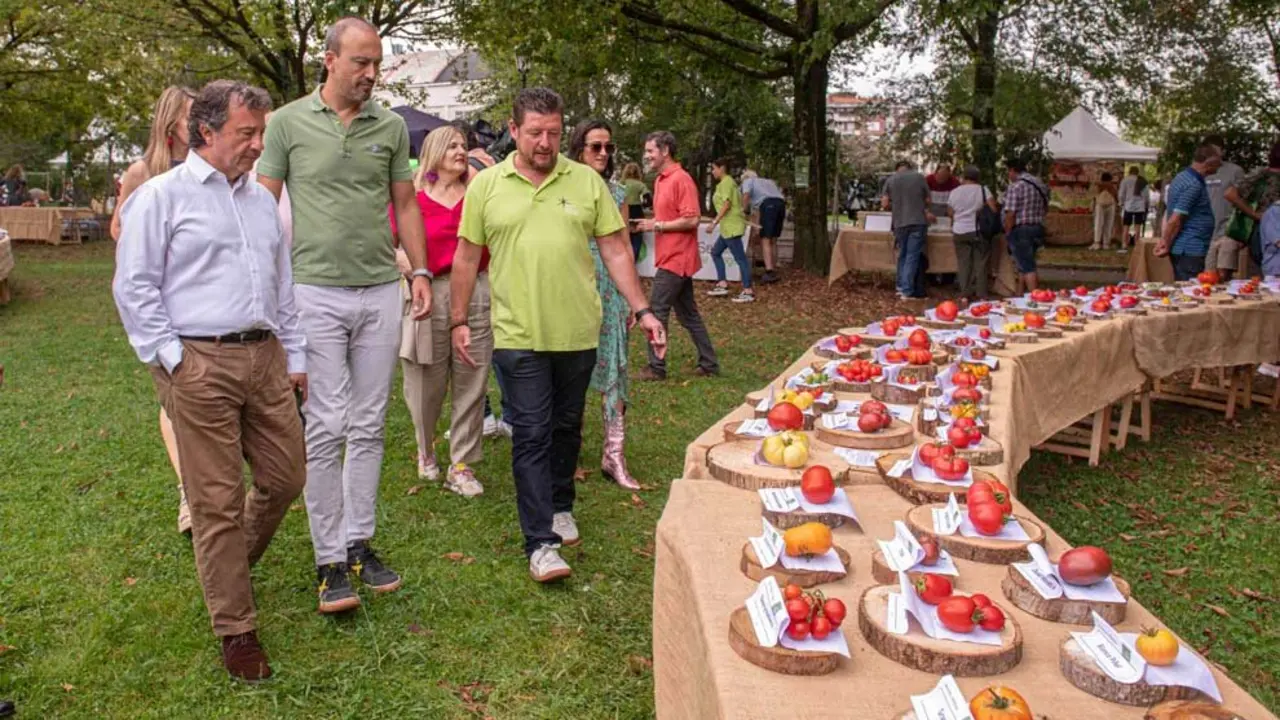 El consejero, Palencia, y el alcalde, L&oacute;pez Estrada, recorren los puestos del Festival del Tomate de Cantabria