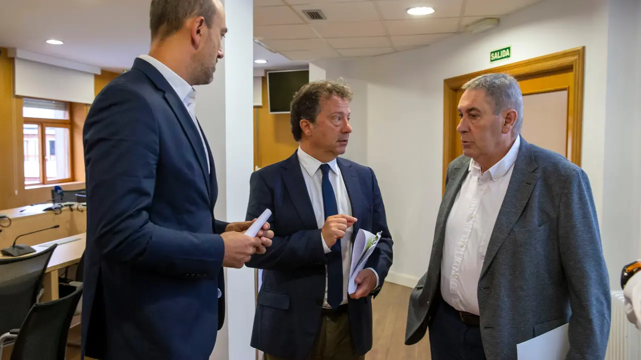 El consejero de Desarrollo Rural, Ganader&iacute;a, Pesca y Alimentaci&oacute;n, Pablo Palencia, y el alcalde de Torrelavega, Javier L&oacute;pez Estrada, presentan el XXVIII Memorial Jos&eacute; Ruiz Ruiz